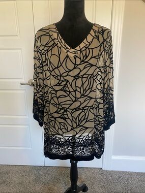 Women’s Beige and Black V-Neck Tunic Top